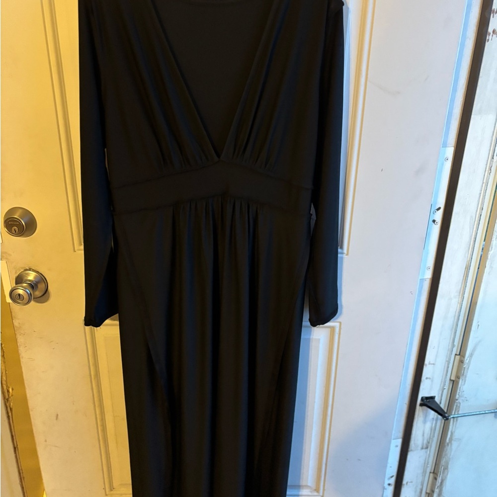 Elegant Black Maxi Dress - Picture 1 of 3